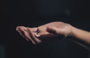 Hand 1518570467 300x194
